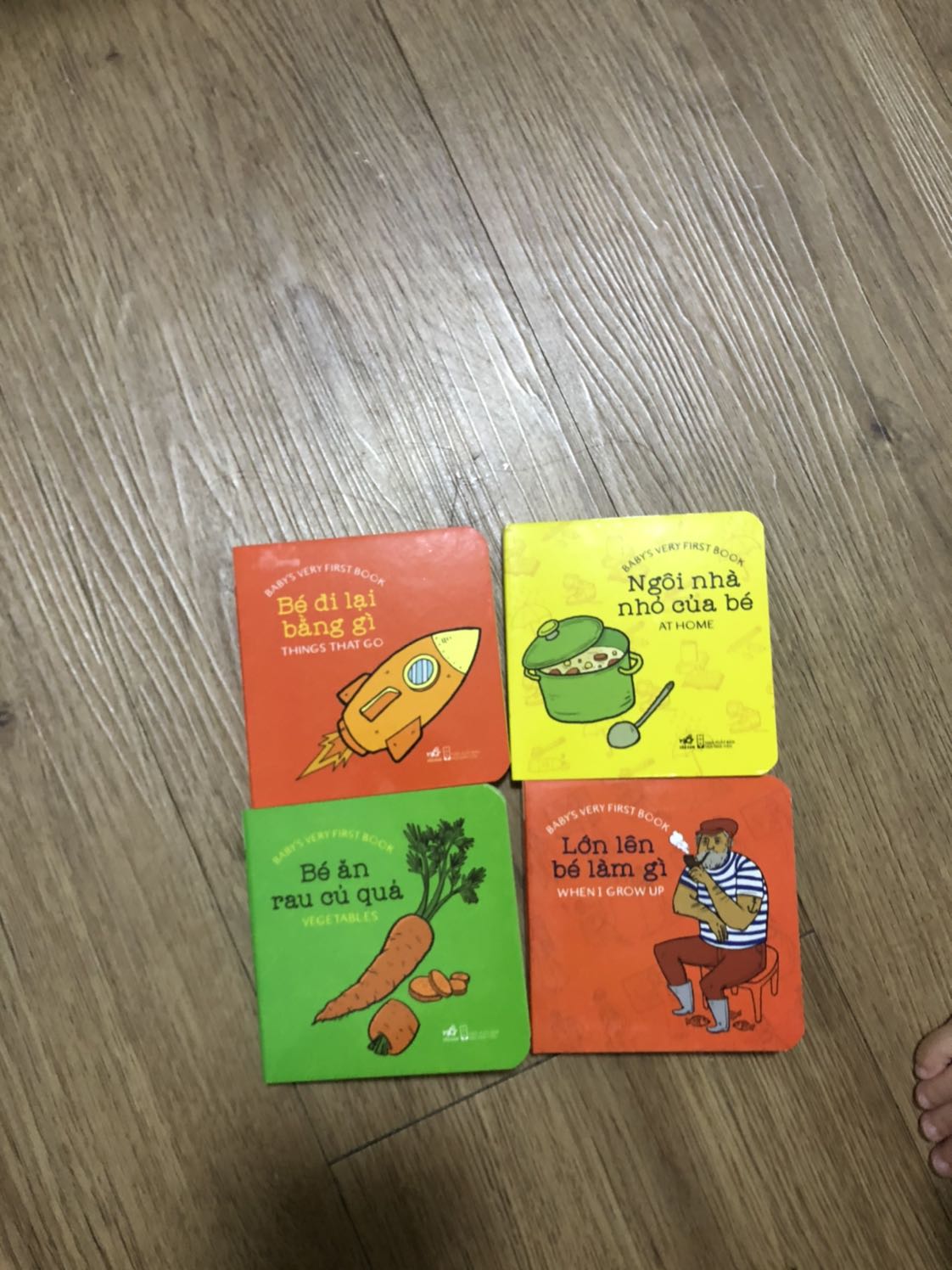 Cứ tưởng cuốn sách bự 
Nhưng mà chất lượng lắm
Màu sắc đẹp, cầm vừa tay, bé mình rất thích