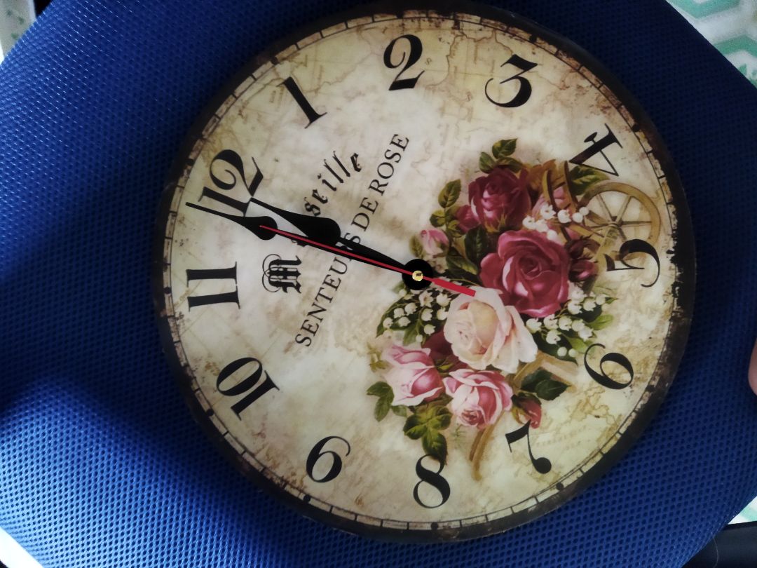 đồng hồ dỏm, mặt gỗ thì tưa gần hết, dán giấy hoa văn lên nhưng bung gần hết rồi,không dán keo. kim đồng hồ yếu ớt sắp rơi rụng hết. hộp máy thì bung bể, gắn pin không chạy. đồng hồ không có mặt kính nha.
đồ tệ. má sáng sớm nhận hàng thấy mất tiền tức vl. 
shop *** nạn. lẽ ra cho 0 sao mà trên tiki đ có, 1 sao vẫn là quá cao cho shop thế này.
shop bán hàng kém chất lượng, *** đảo, làm ăn *** , nhắn tin không trả lời.