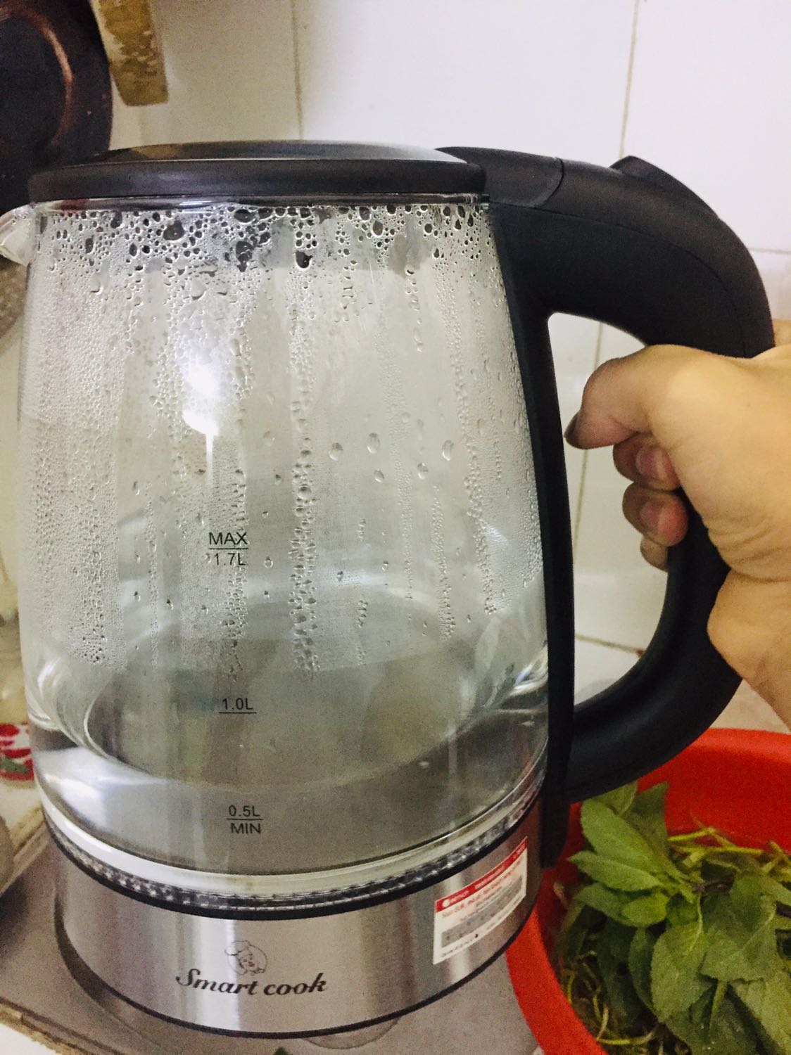 Ấm đun nhìn đẹp, làm từ thuỷ tinh nhưng sợ không biết nó có dễ vỡ hay không! Cần dùng gấp nhưng mà lại giao hàng hơi lâu nhưng không sao. Khi nhận hàng thì thấy thùng hơi ướt nhưng bên trong ko sao! Nói chun thì ổn và ok 5 sao nhen =))))