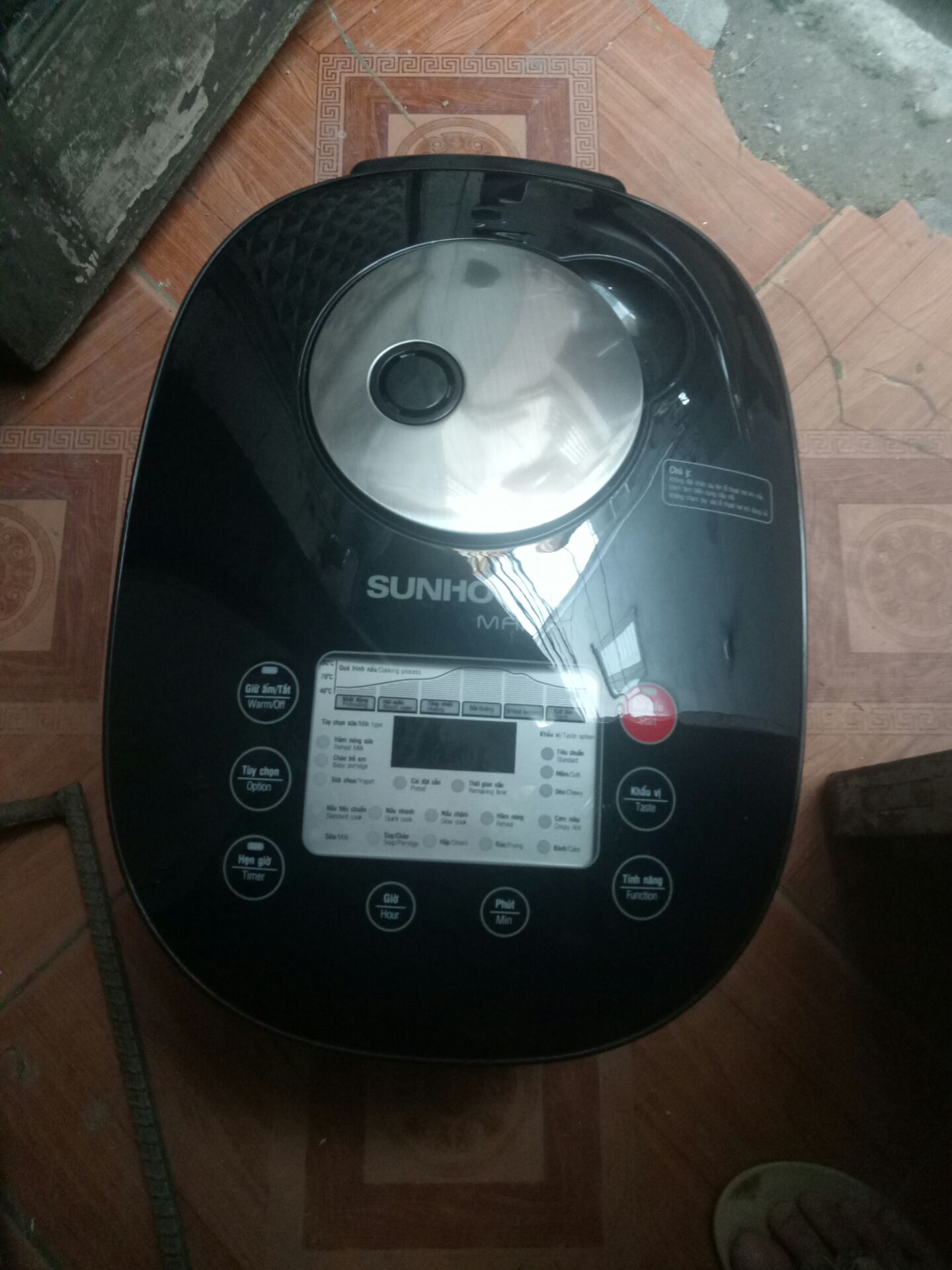 cơm nấu ngon, nồi dày chắc chắn, nấu cơm tiêu chuẩn nhanh. khoảng 30'-40' cơm đã chín. có chỗ hứng Nước, không bị tràn nước ra ngoài nhưng phải lấy khăn lau nước đi. nút bấm nhạy, thao tác dễ dàng. nấu cơm nồi không nóng quá, hơi nước bay ra cũng ít. nói chung rất ưng ý về nồi. nhân viên giao hàng nhanh chóng, đúng giờ. rất ưng ý, các chế độ nấu có vẻ ổn, chưa *** hết!!!