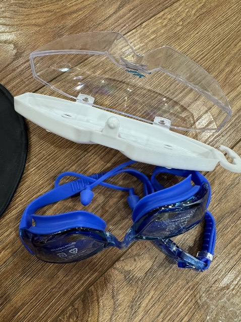 SP không như mô tả. Mũ đầy bụi. Kính, hộp trông thô ko chất lượng như quảng cáo