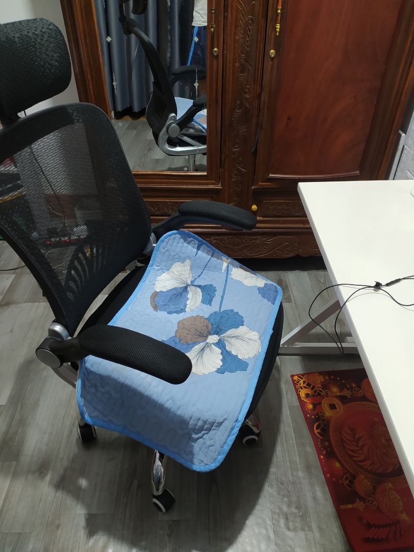 ghế chắc chắn. nhưng cái nệm ngồi cực kì hôi như mùi chuột chết, mình để 3 ngày rồi vẫn ko hết. ko biết làm từ chất liệu gì mà mình ngồi lên bị ngứa hết mông,hy vọng shop xem lại cái nệm nhé. mình ko cần đổi vì mình lót tấm vải lên rồi. chỉ đánh giá để shop cải thiện.