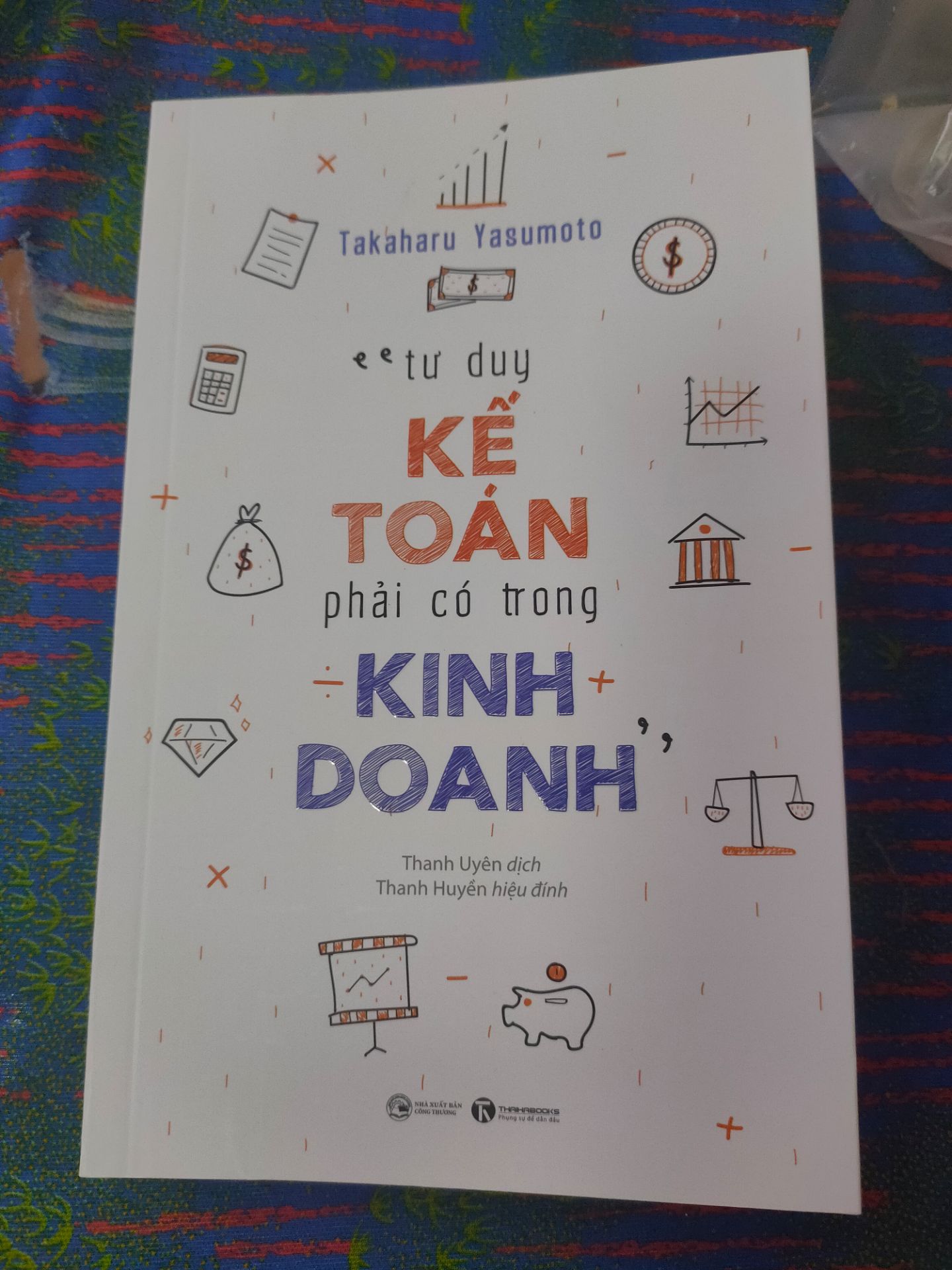 chưa đọc nhưng giao hàng nhanh đóng gói cẩn thận sách mới, chỗ góc trên bìa sách bị dính xíu bẩn nhưng ko sao vẫn cho 5*