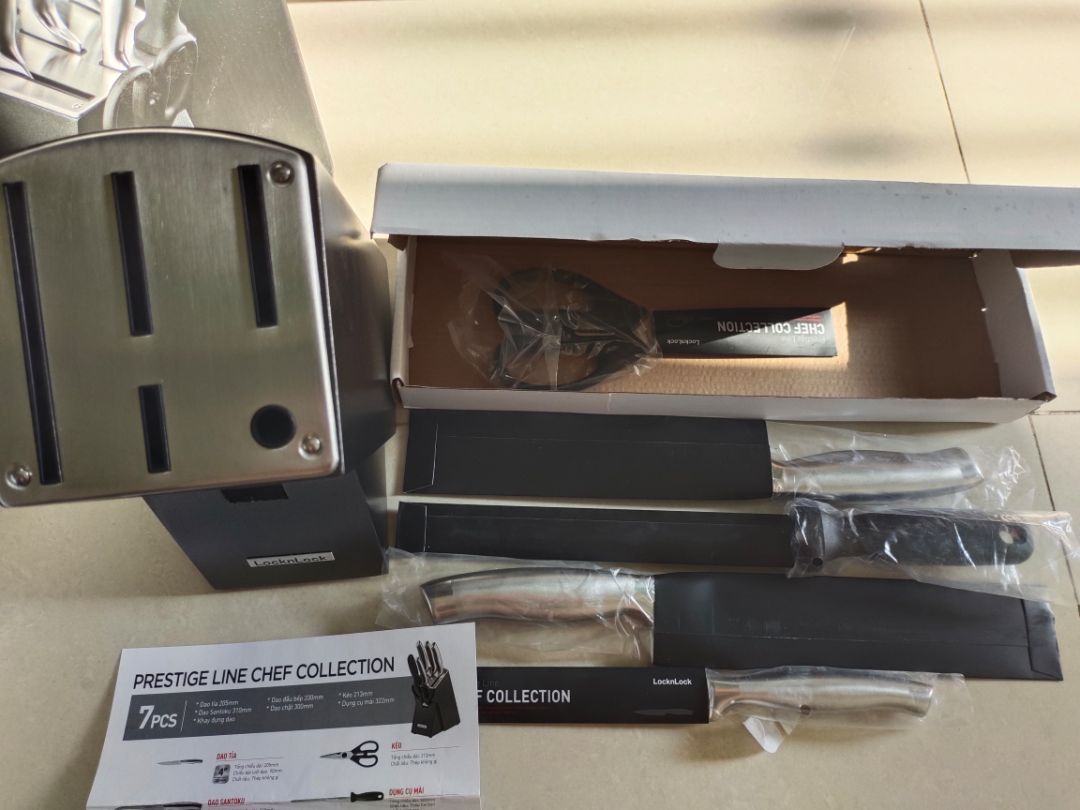 bộ dao mình thiếu 1 món, là cây dao chặt, đã liên hệ bên cskh tiki, mong giải quyết nhanh chóng cho mình.
p/s mình đã liên hệ tổng đài CSKH tiki, NV nhiệt tình tìm hiểu và bày cách giải quyết cho mình, sau đó đã đổi trả cái mới cho mình. mình sửa từ 1 sao lên 5 sao nhà. cảm ơn tiki