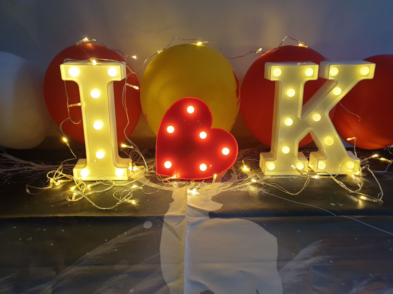 Đèn sáng khá dịu mắt, đẹp hơn nhiều với tưởng tượng, dùng bằng pin con thỏ rất tiện.
Mình demo trước thấy khá ưng, quả này làm lão chồng lác mắt vẫn cứ chê mình ko có con mắt thẩm mỹ.
p/s: kỷ niệm 5 năm ngày cưới (-.-)