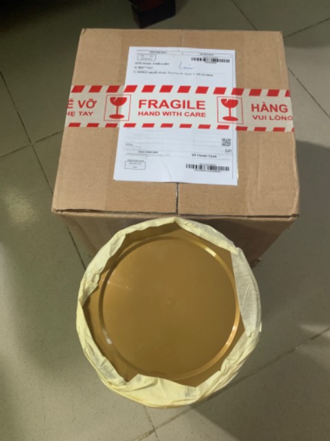 Sản phẩm bị móp méo còn lấy băng keo dán lại,còn bên trong thì đã mở niêm phong và sữa trào ra ngoài luôn.