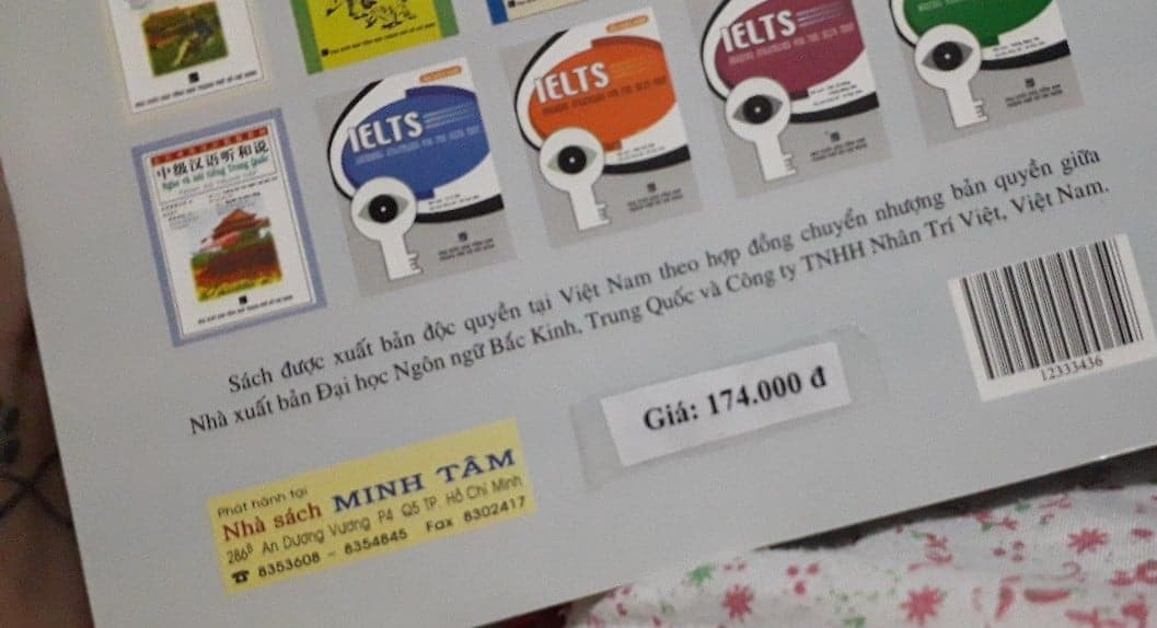giá trên sách là 84k, giá bán là 148k đã giảm giá. lúc nhận được thì sách bị lỗi, lật ra mặt sau thì như hình, nghẹn luôn. không đáng mua.
