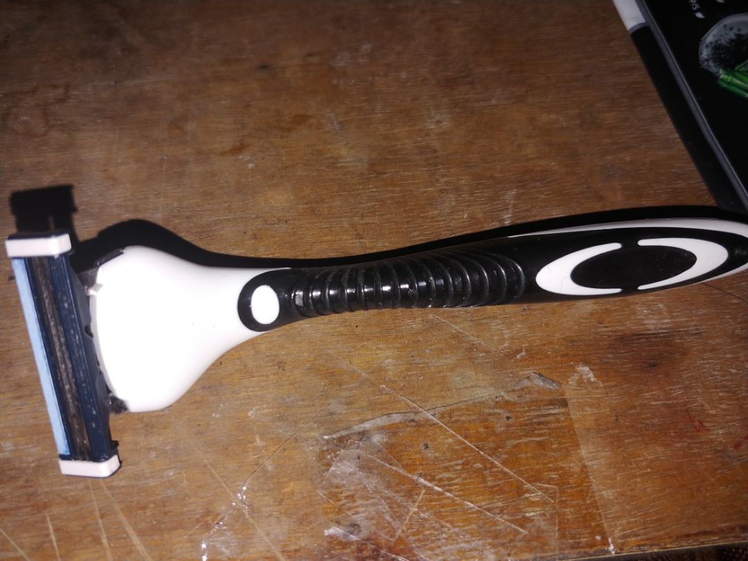 dùng tốt và dung đc nhiều lần, cạo râu sạch, giá rẻ mọi người nên mua