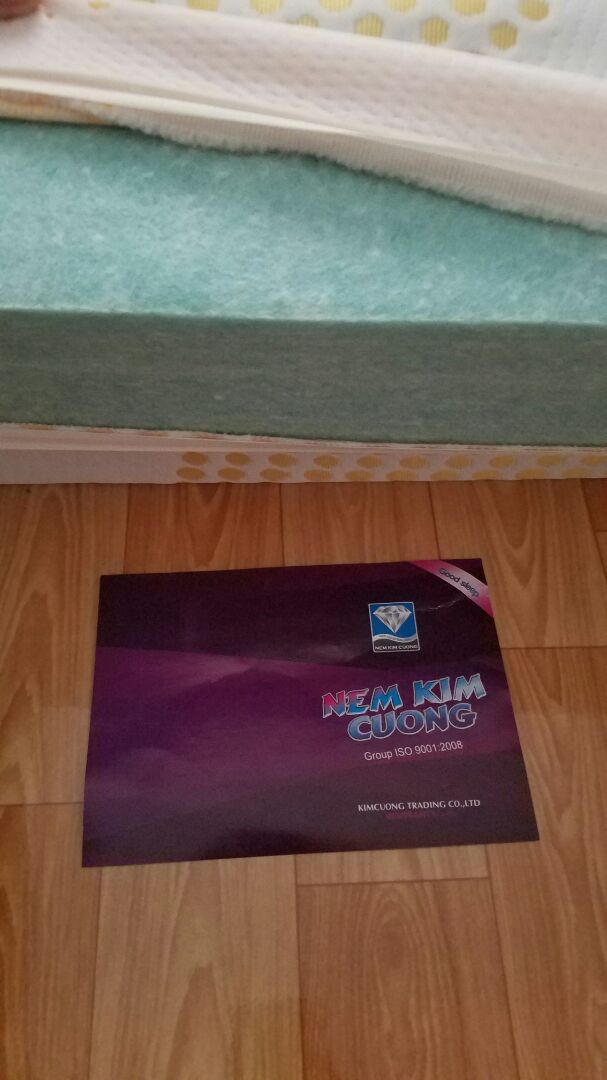 giá tốt, nệm dày nặng đến 20kg, mình ko ngờ nó nặng đến vậy. mình ở Cần thơ nhận hàng hơi lâu, 8 ngày mới nhận được (chắc do hàng cồng kềnh).