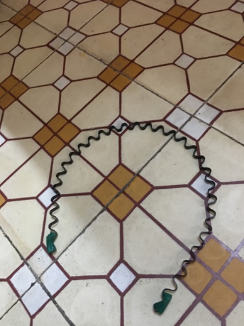 Vòng ép không kỹ lắm, hai đầu bị bung ra cạnh rất sắc, phải quấn băng keo hai đầu mới dám xài. Dù sao shop sale giá ổn áp . Cài tóc khá OK.