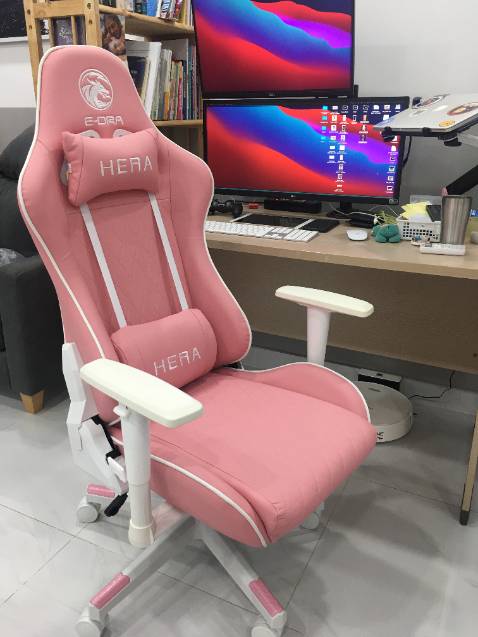 Ghế rất êm, rất ổn với tầm giá. Nếu so với các mẫu 1m5 thì cái này đáng tiền hơn, và sản phẩm giống với hình. Đệm ngồi không bị xì hơi, biến dạng sau thời gian sử dụng. 
Nhưng mặt mút trên 2 phần để tay thì không có màu trắng tinh, mà là trắng ngà nha. 
Nếu có màu trắng tinh thì sẽ đẹp hơn :D