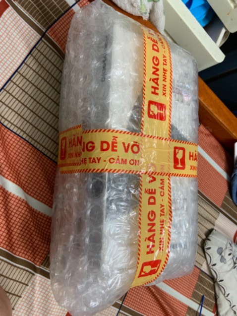 Đóng gói kỉ càng. Đúng sản xuất ở Thái Lan. Tiếng máy kêu rất êm. Có điều voi chế độ sấy nóng thì nghe mùi khét khá khó chịu. Thái độ shipper ko chuyên nghiệp, bảo đợi tí đi kiếm tiền đưa thi co vẻ quạo. Vi hàng giao sớm 2 ngày nên mình bị bất ngờ ko chuẩn bị trước. Trừ một sao