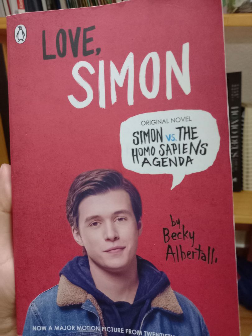 Mình xem phim thấy cực thích nên mua, chưa đọc hết nhưng nhìn chung thì thấy không khác gì mấy truyện teen tiếng Anh trên wattpad hồi xưa mình hay đọc.