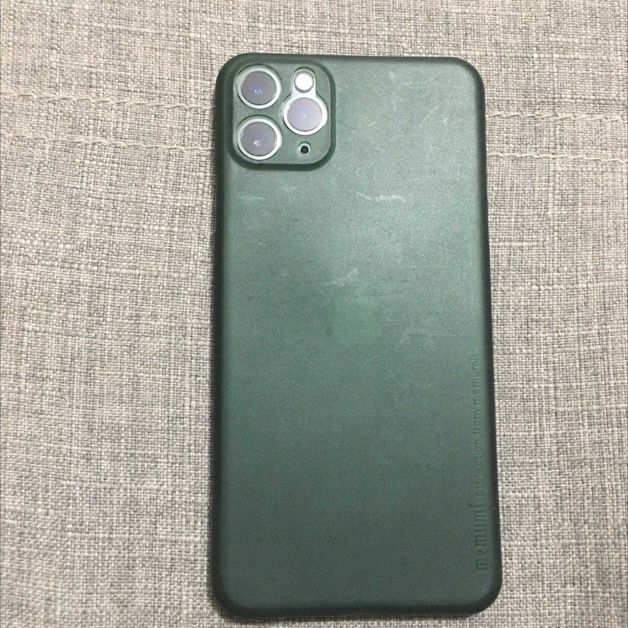 Ốc lưng chắc chắn, mỏng và màu xanh chuẩn đúng màu của Iphone 11 Pro Max Rêu. Không có các diềm nhựa hay da thừa. Ốp trong hình là đã dùng lâu ngày mà ít bị xước.