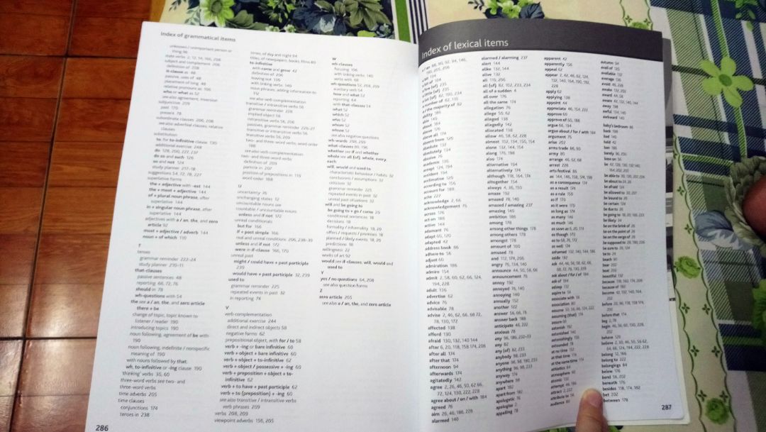 Sách gồm 14 phần với 100 bài học nhỏ, giải nghĩa với ví dụ cụ thể, có phần bài tập mỗi bài học và đáp án phía sau. Có thể tự học và dùng để giảng dạy, mn nên mua nhé. Giấy dày, sách mới tinh, gửi hàng rất nhanh. Cám ơn FAHASA và Tiki nhé ?