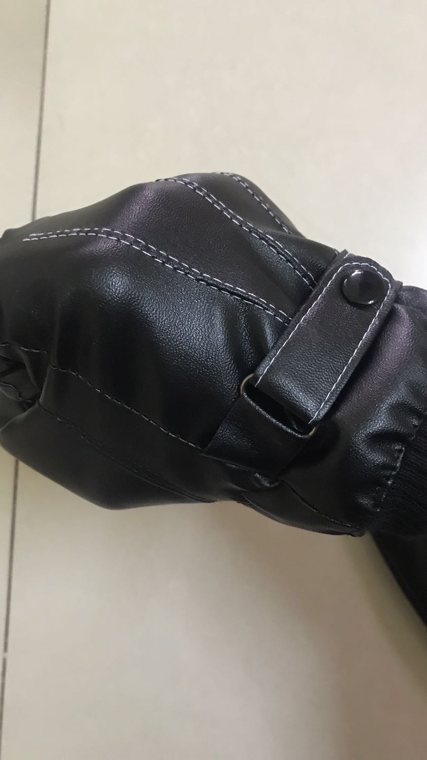 Găng tay da rất mềm. Độ co giãn cao, mặt bên trong có lớp lót lông đeo cảm giác êm tay và mềm mại. Hàng như mô tả cảm ứng điện thoại rất tốt. Đeo đi xe máy thì tiện lợi. Không sợ trời mưa. Đi mưa về lau cái là ok rồi. Sản phất tốt, ủng hộ shop 5 sao.