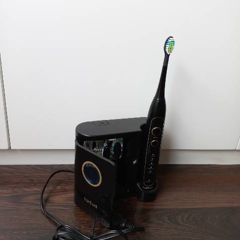 Giao hàng rất nhanh, trong vòng 2 ngày.
Hàng mới, kiểu dáng đẹp, chắc chắn, dễ lắp ráp.
Hộp đựng gọn gàng: Có 8 bàn chải (3 loại khác nhau) + Hộp khử trùng kiêm sạc pin + Hộp du lịch để đựng bàn chải kiêm sạc pin và khử trùng.
Bàn chải mạnh, dễ sử dụng, có 5 chế độ. Chế độ soft dễ chịu hơn clean (hơi ê răng).
Không cần dùng nước nhưng chân răng vẫn sạch.
Pin thì phải chờ thêm thời gian mới biết được.
Thương hiệu Đức nhưng do Trung quốc sản xuất nên giá cả khá hợp lý.