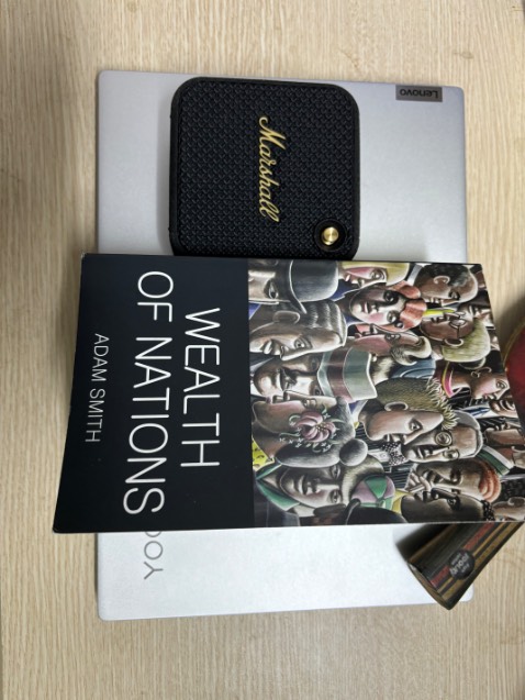 Tiếng Anh từ ngày xưa nên hơi khó đọc, còn lại ok k có gì để chê