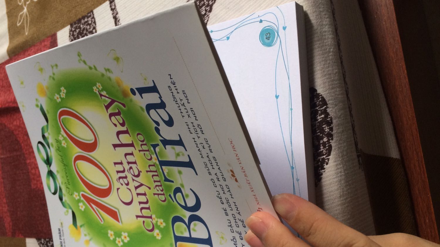 Sản phẩm như giới thiệu. Giấy và in chữ đẹp. Màu sắc bắt mắt. Tiki bọc rất cẩn thận và đóng gói cẩn thận. Tuy hình như thiếu đơn hàng điện tử (vì đơn sách kia của mình có) hay do mình ko đăng kí. Nói chung cực kì hài lòng hiii ak còn đc freeship nữa chứ, mặc dù chỉ 1 đơn/ 1 món. Thank all!