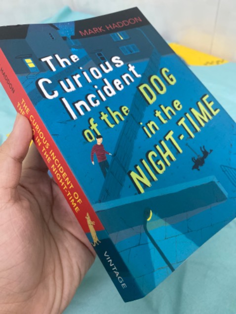 Mình mua quyển này vì đã xem qua 1 chiếc video về books recommendation và phải nói là quyển này đọc rất thú vị luôn á, mình cực kì thích cách nhìn đời của cậu bé Christopher và cái behavioral problems của ẻm. Mng nên trải nghiệm nhé!