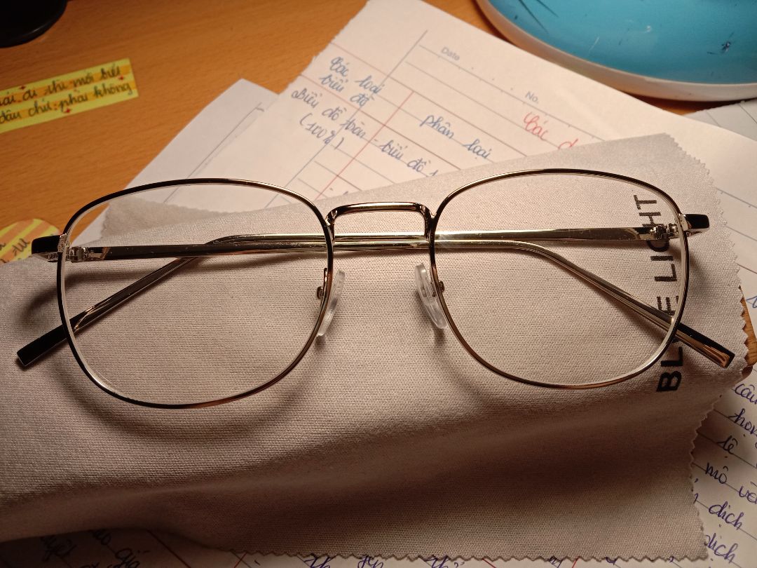 giao hàng nhanh, đúng mẫu, kính đẹp