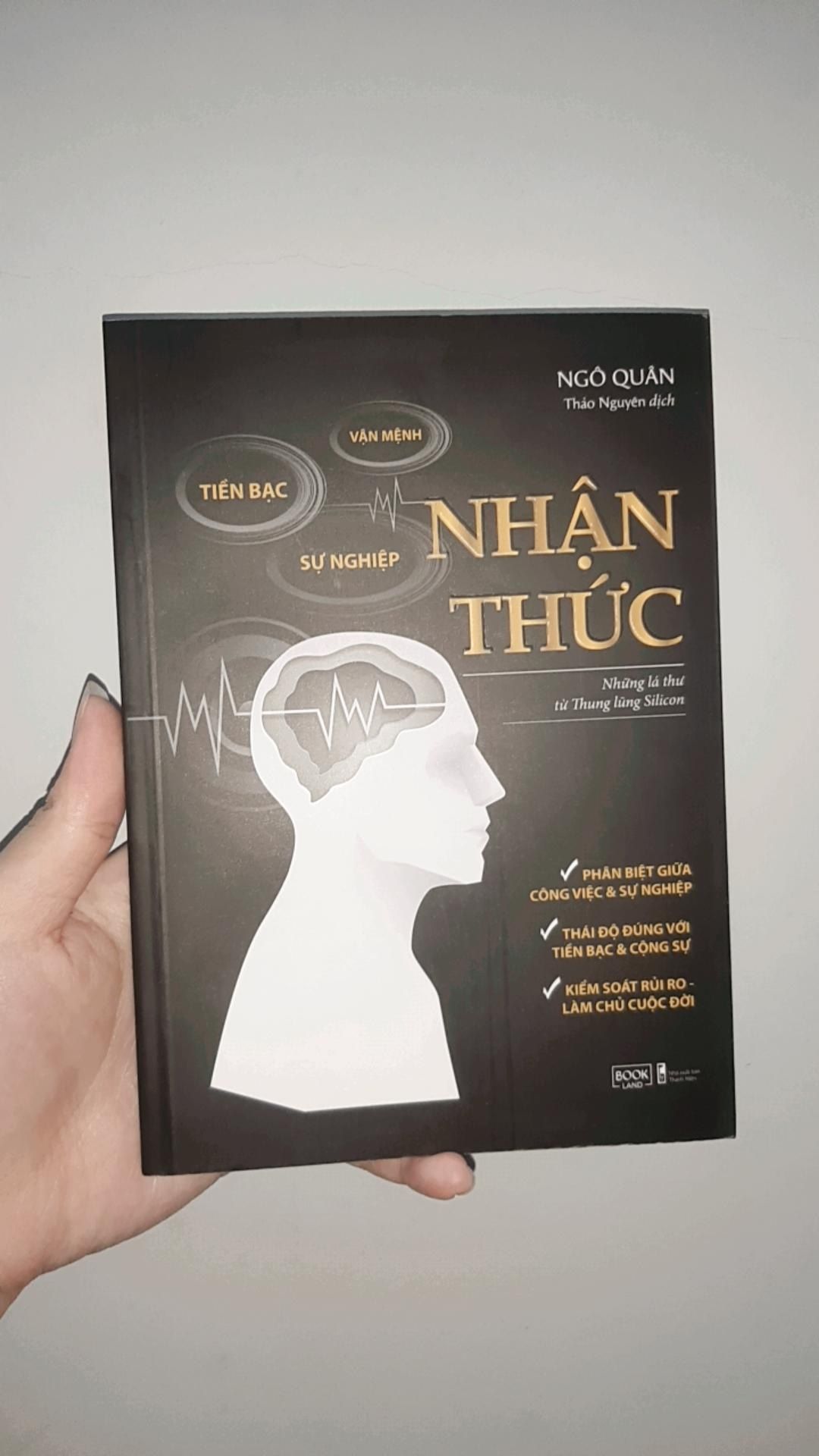 sách mới không bị bụi vì đã được bọc 1 lớp nilong ở ngoài, bìa đẹp nội dung đọc sơ thì thấy rất hay nên mình đã đặt, shop lần này đóng gói kĩ nên khi nhận sách về không bị hư hại gì, giao hàng siêu nhanh.