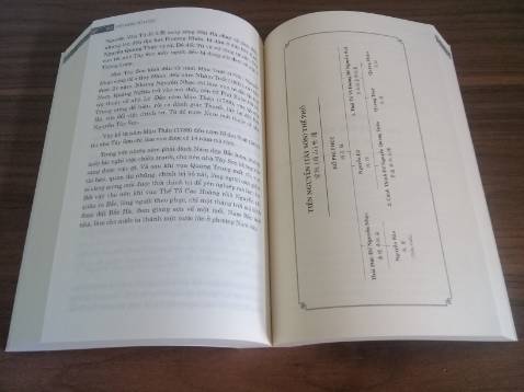 Phần trình bày văn bản rõ ràng. Tiêu đề, cước chú làm kỹ. Font chữ dễ nhìn, thân thiện với người đọc. Ngoài ra còn có bảng chỉ mục khá hữu ích, tiện cho việc tra cứu; và 5 bảng gia phả các triều đại được in rời. Nói chung, vừa mới lướt nhanh cuốn sách là đã ưng ý!