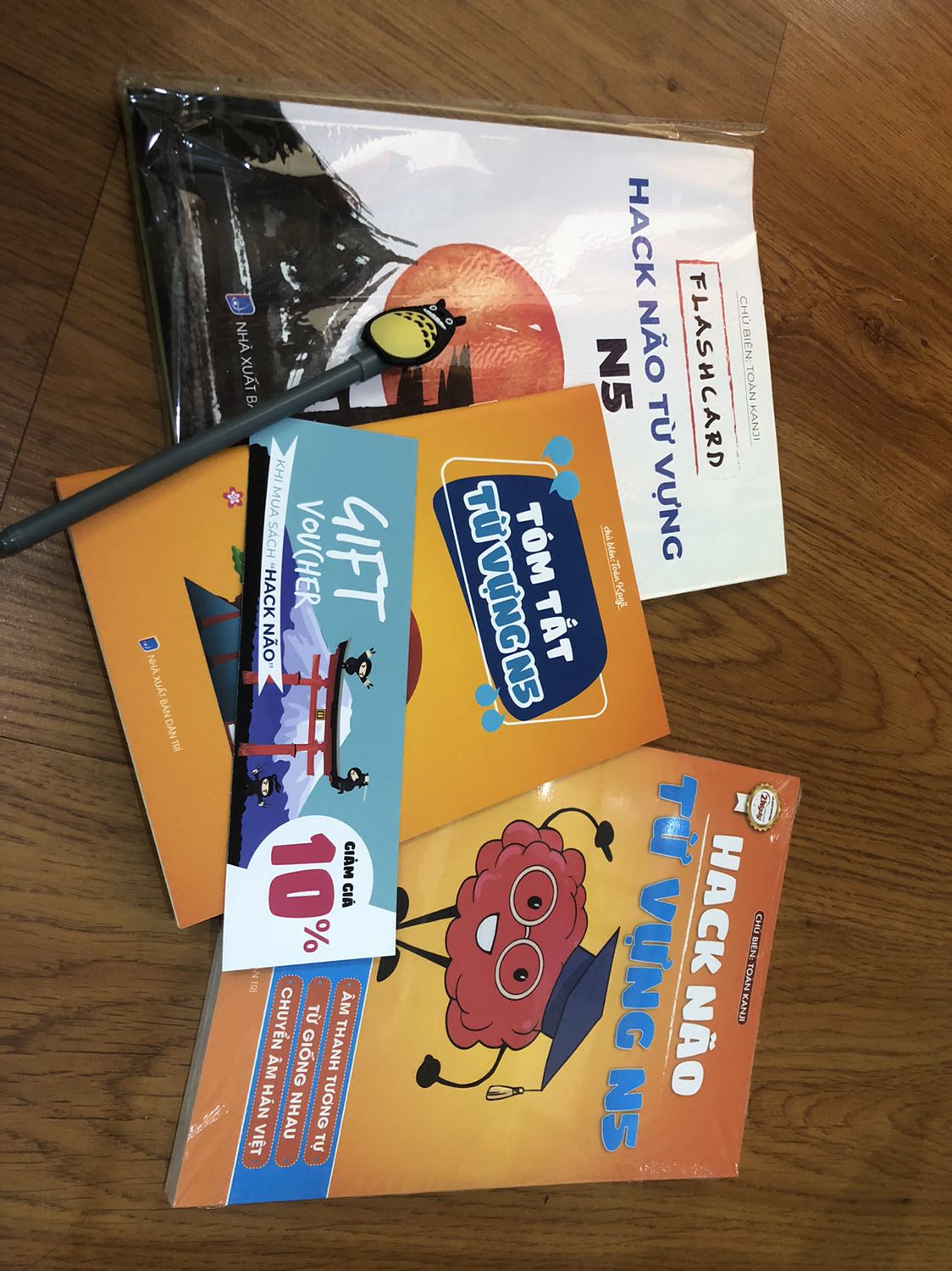 Sách đẹp dã man. Nhìn cái là thích học luôn rồi ?. Lúc đặt sách mình tưởng có 1 cuốn thôi mà nhận lại đc thêm mấy cuốn nữa thế này. Lại cả 1 em bút Totoro xinh xắn nữa chứ. Thích ơi là thích. Cảm ơn nhà sách rất nhiều ?❤️.