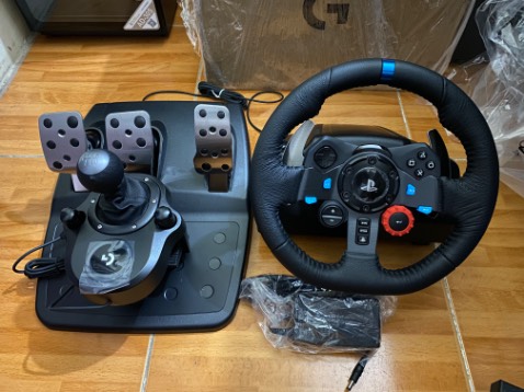 Mình thử với game Forza Horizon 4, vô lăng nhạy, khi xoay đồng bộ với game, những lúc va chạm hay vào đường xấu thì có lực cản tương ứng. Chân ga và phanh không bị trễ chút nào. Dây đủ dài để lắp đặt