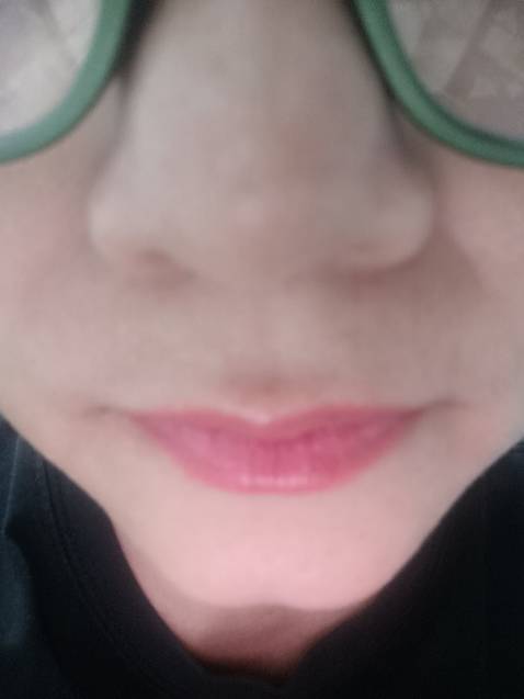 Mềm môi, dưỡng ẩm tốt, màu sáng nhẹ, ưa nhìn