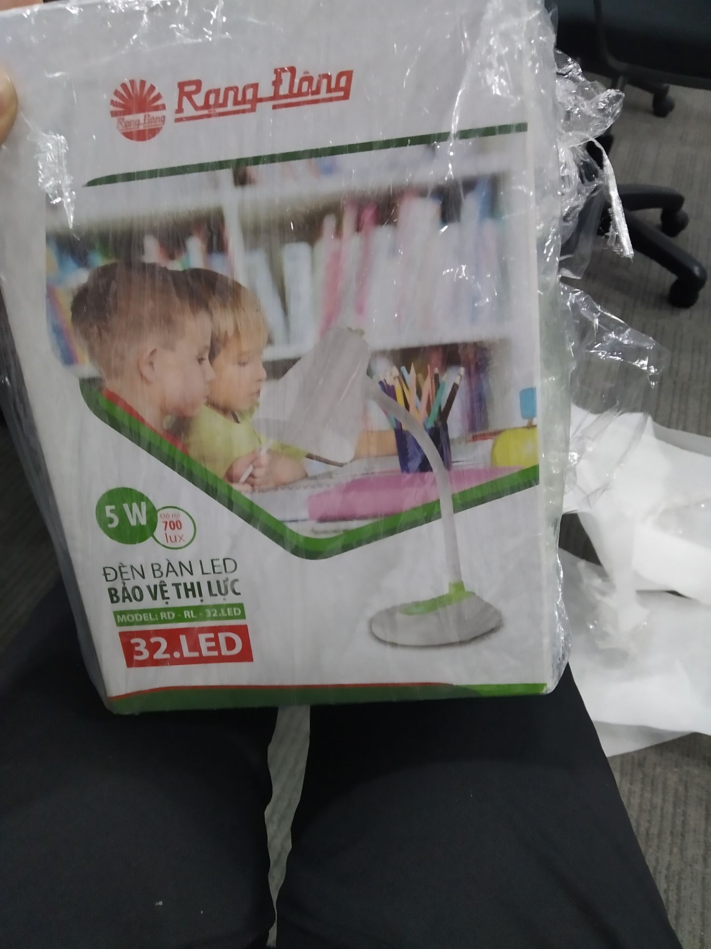 đèn gọn, chắc, Có trang bị sẵn bóng đèn vàng 5w, độ sáng ổn để đọc sách ở phòng tối yên tĩnh.