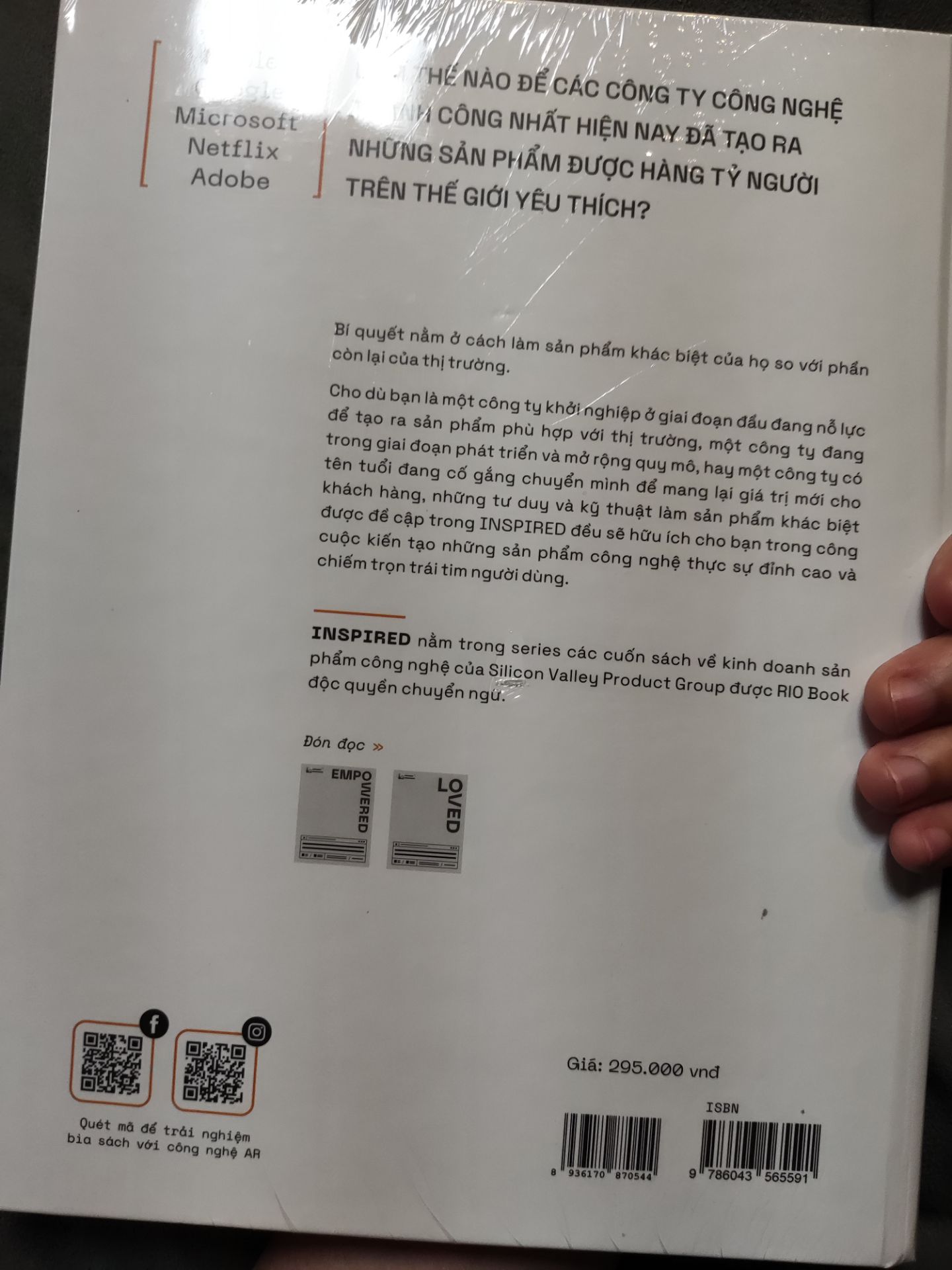 Cuốn sách INSPIRED truyền cảm hứng về một văn hoá làm sản phẩm công nghệ mà ở đó người dùng được đặt lên hàng đầu, đồng thời việc tổ chức vận hành team sản phẩm từ CEO đến APM đều phải được tối ưu để đảm bảo sản phẩm đến tay khách hàng là phiên bản tốt nhất có thể. 

Cuốn này người làm kinh doanh cũng có thể đọc về tư duy, về tầm nhìn chiến lược và cách vận hành tổ chức. Ai trực tiếp làm sản phẩm thì nhất định phải đọc vì có nhiều kỹ thuật để thử nghiệm, đánh giá sản phẩm, ứng dụng *** trực tiếp với nhu cầu khách hàng. Must read nhé
