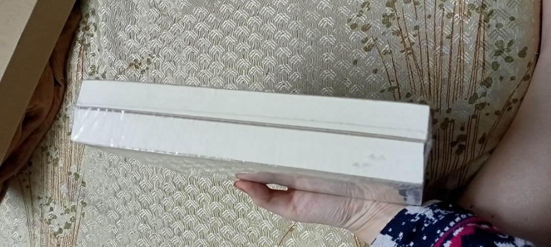 mua trăm rưỡi nhưng sách khá cũ, seal bên ngoài bị rách và trông không mới lắm, chưa bóc ra nên không biết sách bên trong có cũ lắm không. biết là hàng tồn với sách ra được 2 năm rồi nhưng thế này thì không đáng bán trăm rưỡi 😥 vote 3* vì sách không mới không hài lòng mình lắm