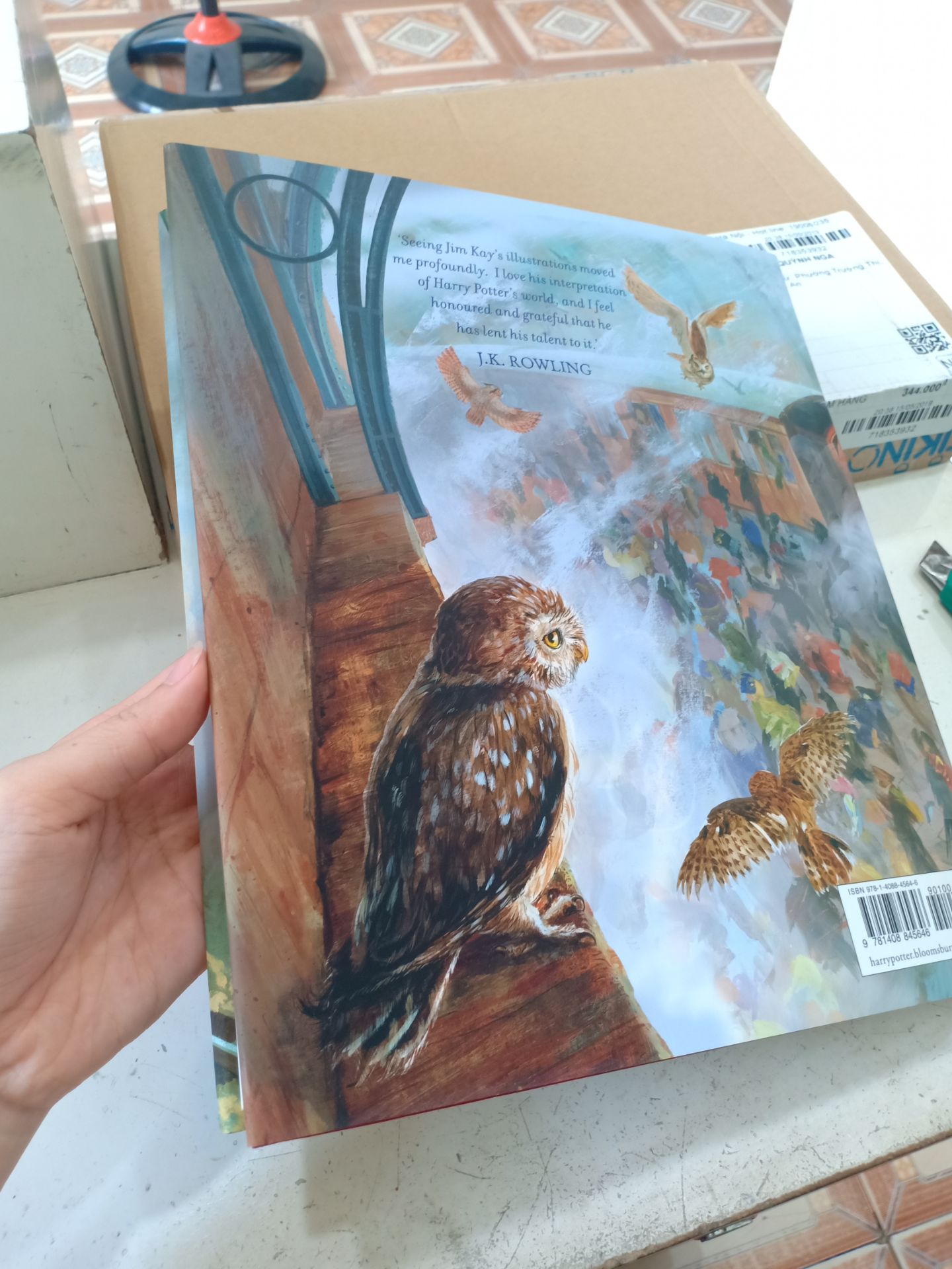 Mình đã mua tập 2 và 3, giờ tậu được e này đúng đợt sales mạnh cũng hơi lo về chất lượng. Tuy nhiên khi nhận được sách thì ưng quá là ưng luôn ấy. ? Quyển này mùi sách thơm nhẹ, không bị hắc như tập 3, hình ảnh thì sinh động, cầm chắc tay, sang trọng. Mình cứ ôm lấy quyển sách rồi hít hít say mê y hệt như mấy ông nghiện mà vớ được cần sa ấy. ?