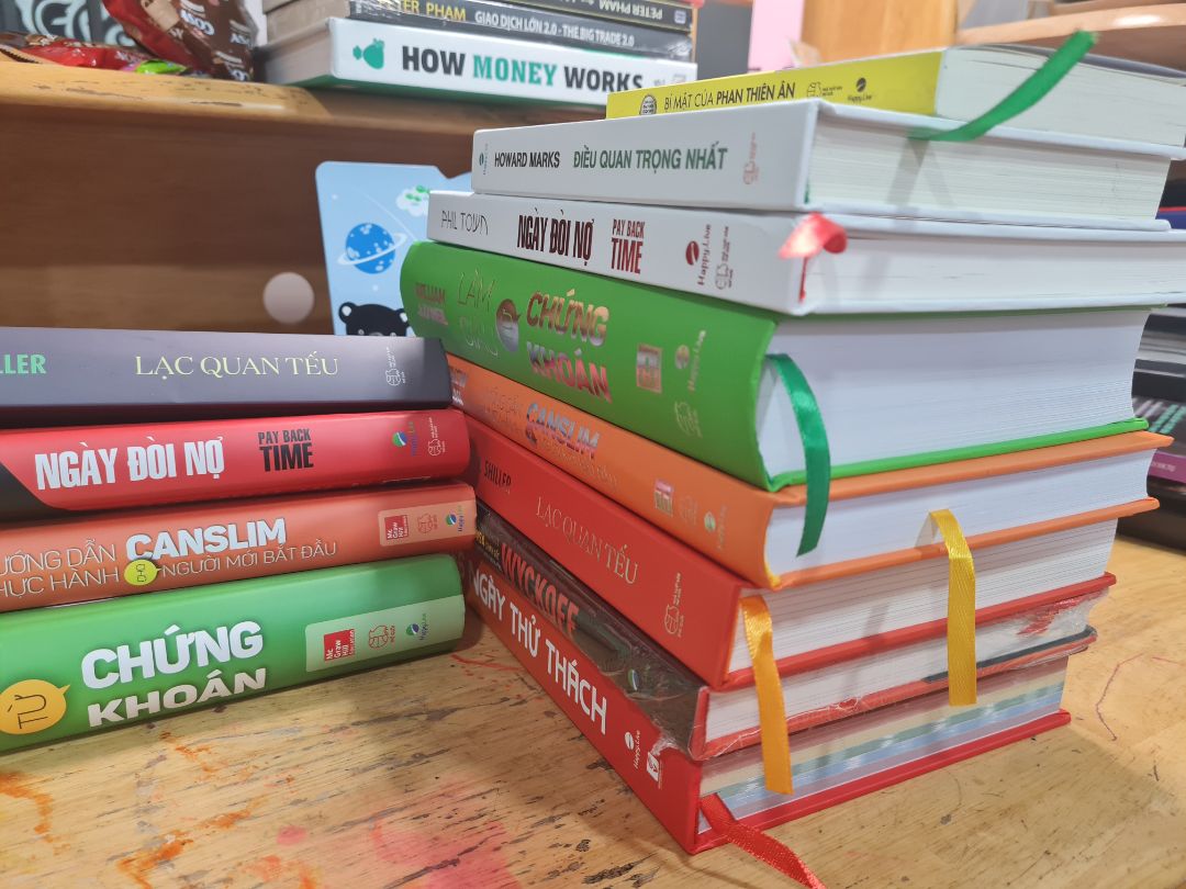 Sách Happy Live là nhất! Thích nhìn các màu xanh đỏ..sau khi tháo các bọc bìa ra! Tiki giao nhanh, sách mới đẹp,còn nguyên màng bọc! Sẽ luyện công 1 thời gian như lời ông giáo "phải có ăn có học" 😊😊😊