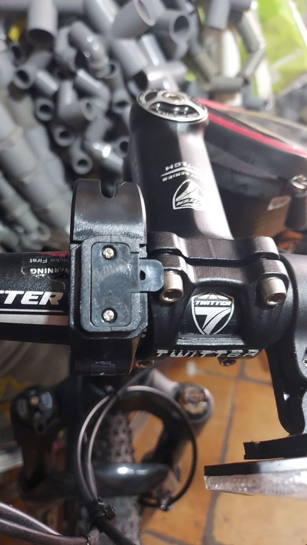 giao nhanh , đóng gói kỹ, đèn siêu sáng mà còn nhỏ gọn dễ lắp đặt, thích nhất phần có thể chỉnh zoom đèn. phần trượt giúp tháo ra sạc và lắp lại vào xe dễ dàng hơn !