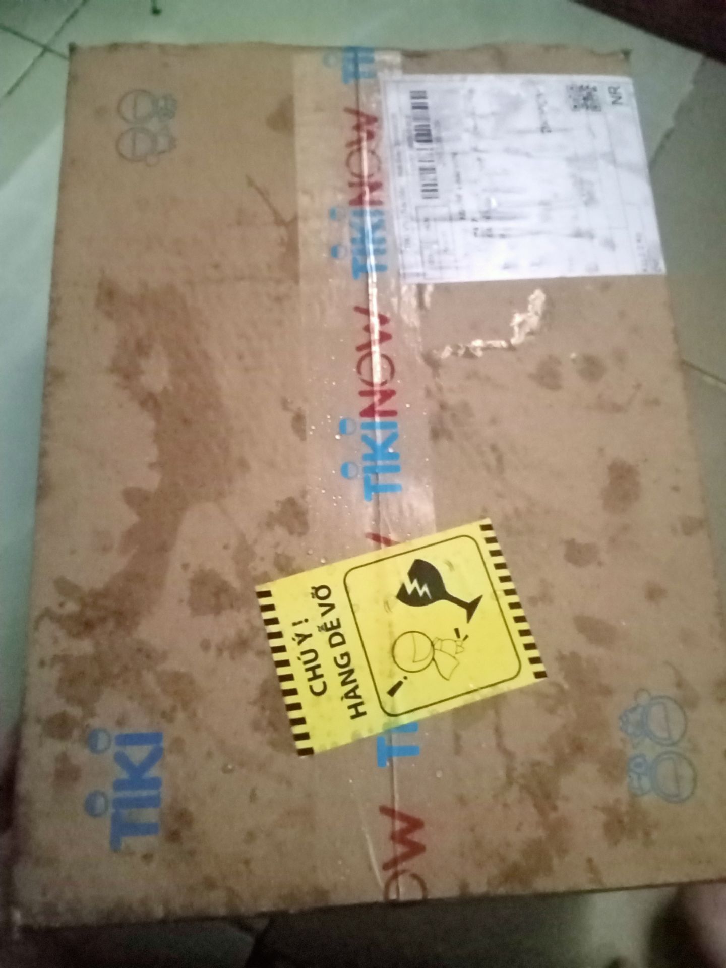 Tiki giao nhanh dù mưa to, 50p đã nhận được.
Sp gói cẩn thận, nhìn rất xịn. Máy đo, bút, pin, 2 hộp que thử đường và axit uric (mỗi hộp có 2 lọ), 2 hộp kim, sách hướng dẫn, bảng quy đổi. Để dễ sử dụng, mn có thể lên Youtube của hãng để xem hướng dẫn.