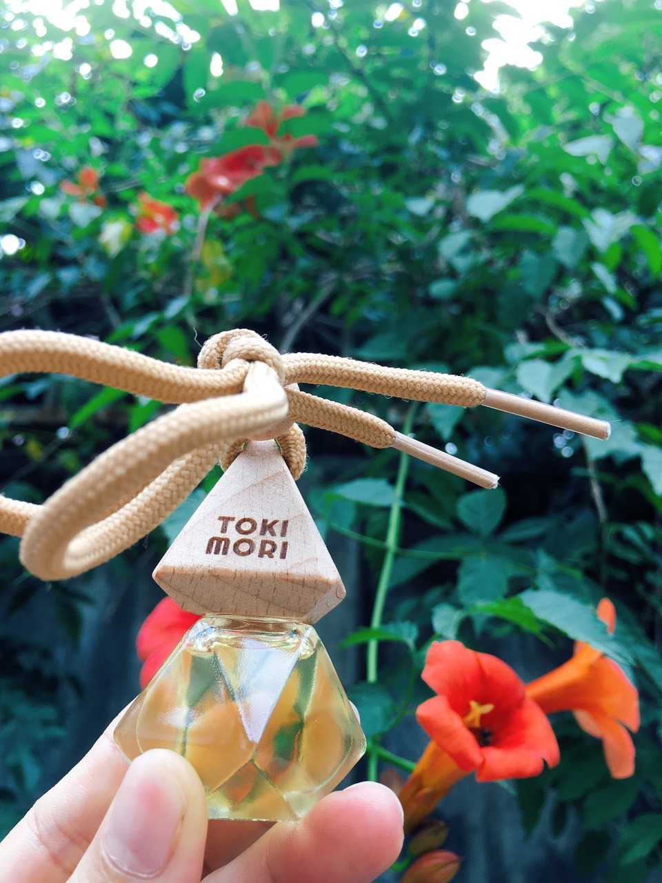 Đơn hàng thứ 3 mình mua của shop, không có gì phàn nàn luôn. Mình mua dùng để treo trong phòng và trong tủ quần áo để đuổi muỗi bu với khử ẩm do mùa này bắt đầu mưa, đồ treo hay bị có mùi ẩm mốc. Tiki giao hàng nhanh.
Mấy anh đi xe mà trên loại tinh dầu này là thích lắm luôn ý, giảm bớt mùi của xe ô tô lại nè.