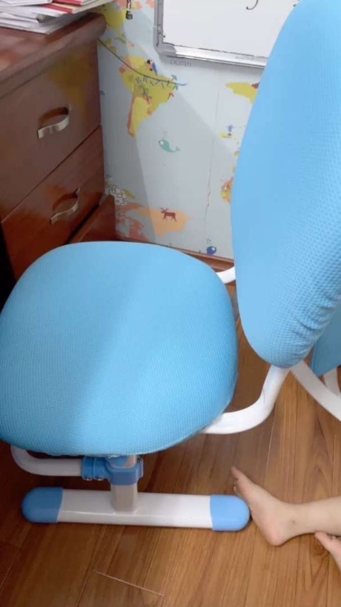 ghế tăng chiều cao được rất cao phù hợp cả cho trẻ nhỏ tuổi . ghế này chắc chắn và hạ độ cao người lớn cũng ngồi làm việc ok được . ghế đẹp có lót đệm dễ dàng tháo giặt . 1 sự lựa chọn sáng suốt vì giá tốt