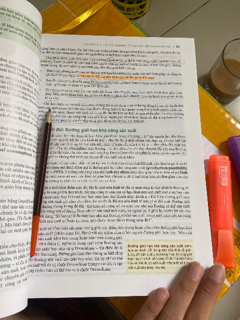 Sách hay, sinh động, ví dụ thực tế dễ hiểu mặc dù học trong trường rồi nhưng về bản chất vẫn mơ hồ đọc cuốn này hiểu rõ hơn về cách vận hành xã hội. Ai còn sinh viên hoặc mới ra trường nên mua về đọc nhé