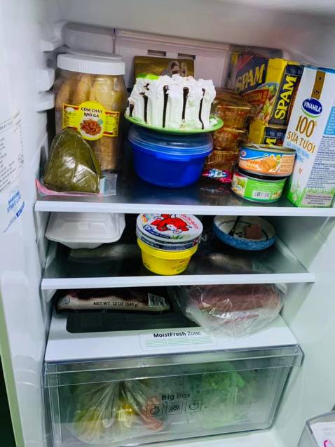 Mua từ 27.10.2021 tới nay là gần 1 tháng rưỡi, chất lượng 5 sao, giao hàng nhanh, tiết kiệm điện! Theo dõi hóa đơn điện 2 kỳ thấy ko nhỉn bao nhiêu cả! Góc nhà sang trọng hẳn lên! Nóc & cánh tủ lạnh có thể trang trí rất đẹp! 
Duy nhất cánh tủ dễ bám vân tay, dấu tay để lại nhiều là hông zui lắm thoai ah! 4,5 sao nhưng cho 5 sao luôn để ủng hộ SAMSUNG - KOREA vì đặt nhà máy ở VN nà!