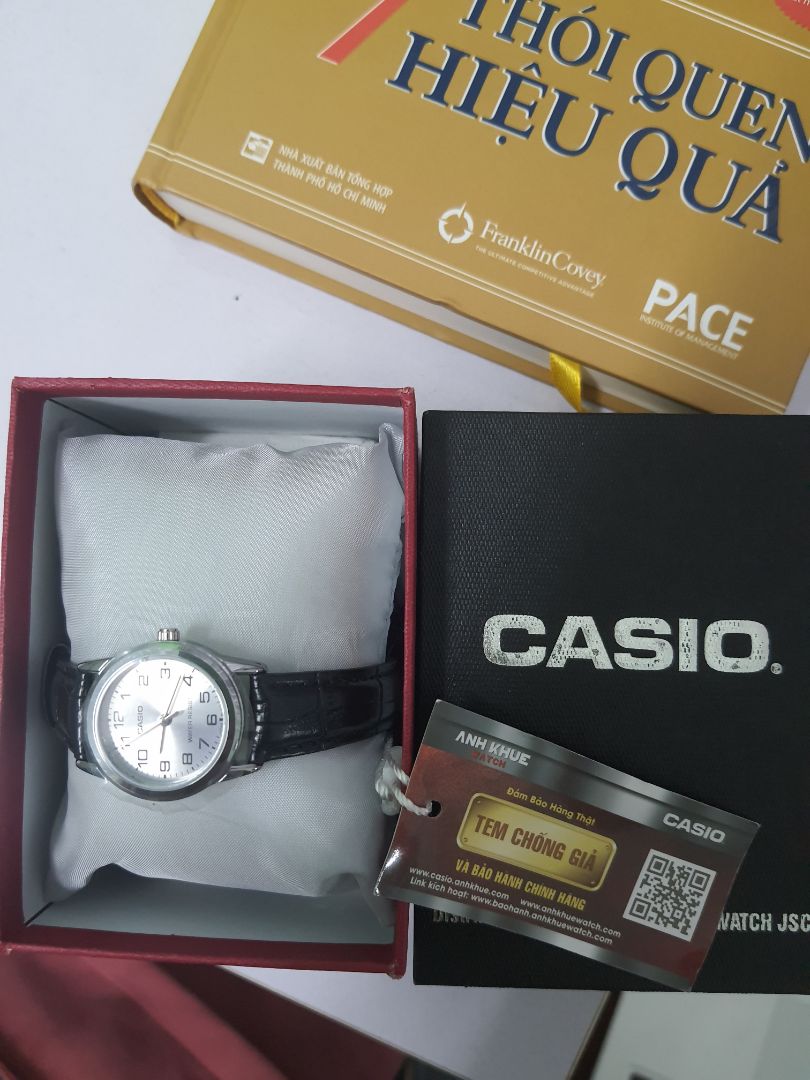 Tuy dây đeo hơi cứng nhưng so với tầm giá thì ổn. Đồng hồ đẹp nhé mn.