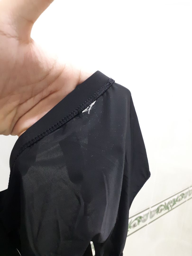 treo đầu dê bán thịt ***. shop làm ăn kỳ cục vậy. nhận hàng coi như nhận thêm cục tức. quảng cáo quần không đường may mà may um sùm. tem mác cũng không có. lấy cái quần hàng Khựa hàng tào lao gì giao ai mà biết được, lỡ mặc vào bị gì rồi shop có đền không? làm ăn ***