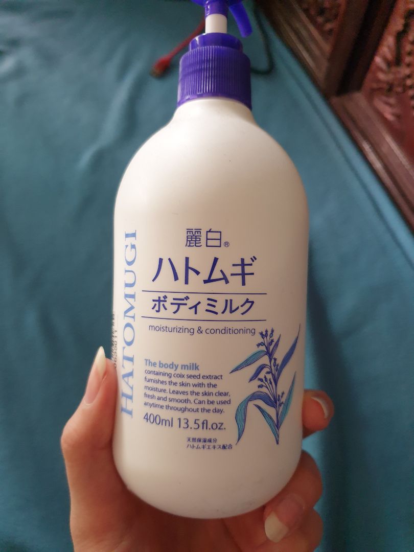 Mùa đông sợ khô da nứt nẻ nên đặt hẳn chai to xài cho đã. Chai trước mình đặt bên khác, dùng cũng quen rồi giờ đặt thử ở đây cũng không thấy có gì khác biệt. Chai lớn, thơm, sữa dưỡng thể thấm nhanh, không bị bết như xài dưỡng thể của Hàn. Mình có thử giơ chai dưới nắng thì thấy vơi ở mức ngón tay cái ở hình 2, cũng k đáng kể lắm.