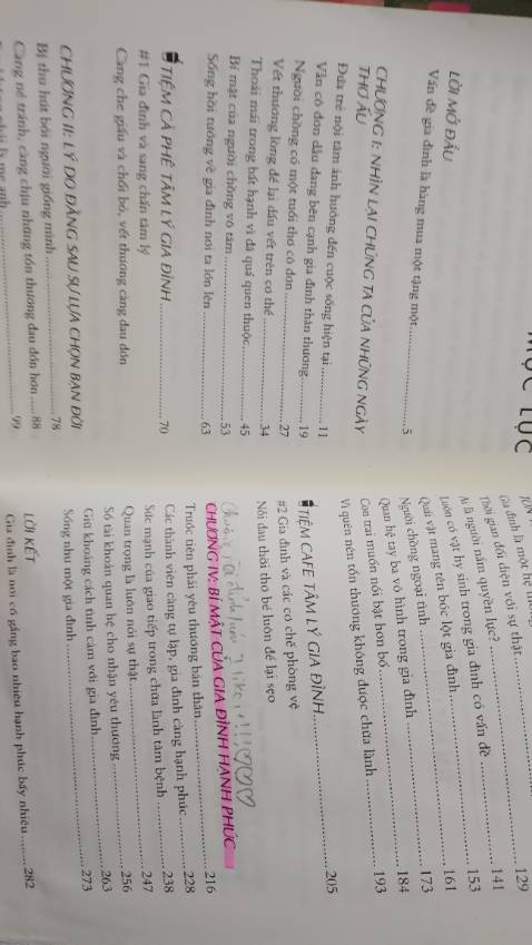 Về nội dung sách rất hay, không làm mình thất vọng. "Hai mặt của gia đình" không những dành riêng cho những người con hay các bậc phụ huynh đang giữ trọng trách lớn lao là chức vị ba mẹ mà nó dành cho tất cả mọi người. 
    
        Có ai trong các bạn từng như tôi khi đặt ra câu hỏi rằng: "Tại sao bố mẹ có tuổi thơ không mấy tốt đẹp, họ là những đứa trẻ chịu tổn thương giờ đây lại làm tổn thương con mình, là chúng ta" và ti tỉ con hỏi bạn từng đặt ra về gia đình hay chính bản thân mình. 
      
        Thì khi đến với cuốn sách này những vấn đề bạn thắc mắc sẽ được gỡ rối. À hóa ra chính những ký ức đầy thương tổn hãy trải nghiệm tuổi thơ đã vô thức tác động rất lớn đến cuộc sống sau này của mỗi người. Nếu vấn đề đó không được nhìn nhận và thay đổi thì có lẽ vòng tròn tuần hoàn ấy mãi không đến hồi kết, truyền hết từ thế hệ này sang thế hệ khác. 

          Với những lời chia sẻ chân thành, văn phòng dễ hiểu của mình Choi Hwang Hyun để đưa đến những thông tin rất bổ ích đến mọi người. Để chúng ta càng hiểu hơn về gia đình, những nguyên lý hoạt động của ký ức tuổi thơ hay cảm xúc thực tại. Khi hiểu thêm về gia đình mình bạn sẽ có thể nối lại sợi dây liên kết lỏng lẻo hay rút ngắn khoảng cách trong gia đình hơn.

 "GIA ĐÌNH LÀ NƠI NỖ LỰC BAO NHIÊU, HẠNH PHÚC BẤY NHIÊU."
 
Tại sao phải nói ừ thì đó là gia đình. Nhưng không có nghĩa gia đình nào cũng là mái ấm, ba mẹ nào cũng là người tốt. Chỉ hi vọng bạn có thể nhận ra những vấn đề của bản thân để không rơi vào vết xe đổ của bố mẹ để sau này không có những đứa trẻ đói khát tình thương.