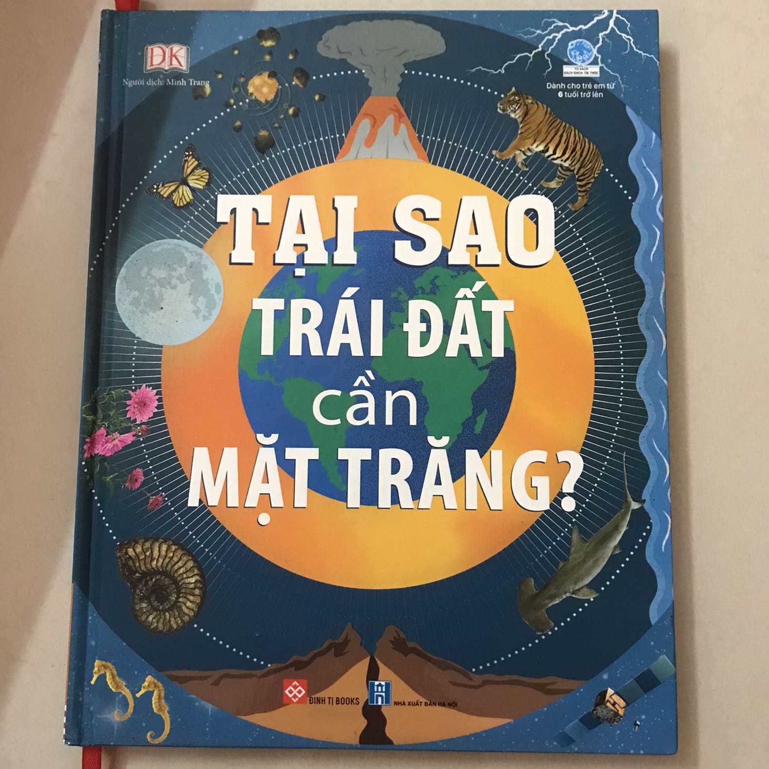 Sách rất là đẹp, bìa cứng, các chi tiết ở mặt trước được cán bóng, các trang bên trong đều được in màu. Nội dung được chia làm 5 phần: 1) Hành tinh của chúng ta, 2) Bề mặt của Trái Đất, 3) Hành tinh xanh, 4) Trên trời cao, 5) Sự sống trên Trái Đất. Có 1 chỗ hơi buồn là sợi ruy băng dài quá, lúc nhận được sách mở ra là sợi ruy băng bị gấp thành từng khúc nhỏ trông không đẹp lắm.