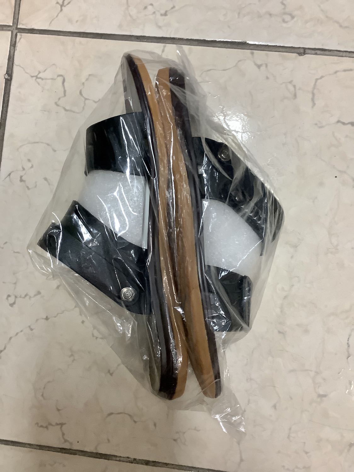 Hàng đặt màu nâu, giao hàng lại giao màu đen !
Yêu cầu đổi lại hàng màu nâu.