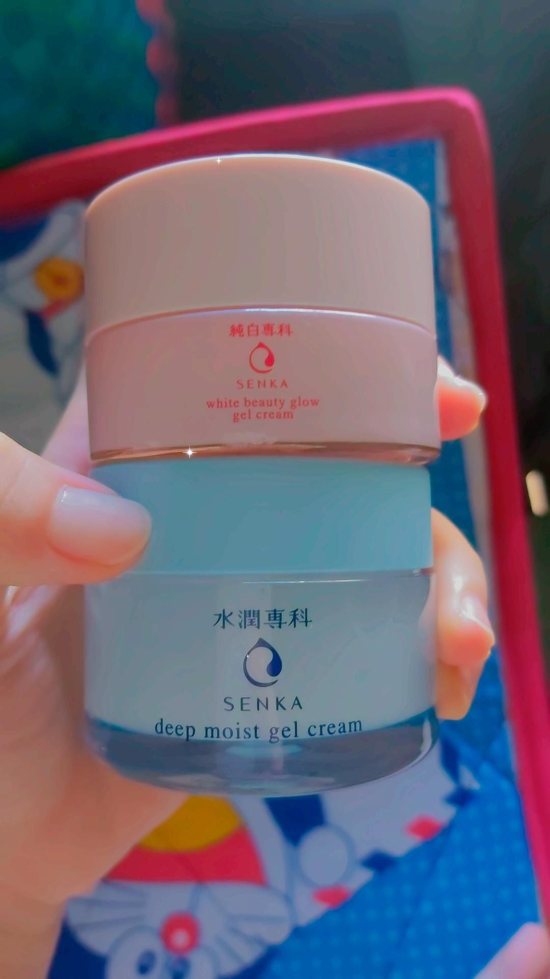 Quá trình vận chuyển khiến hộp méo xẹo luôn.
Sản phảm dùng ổn, mình da hỗn hợp thiên dầu nên dùng sản phẩm vào mùa lạnh và bôi mỏng trên da. 
Giá cả phải chăng phù hợp với HSSV. Mình đã mua đến 4 hủ để dùng dần...