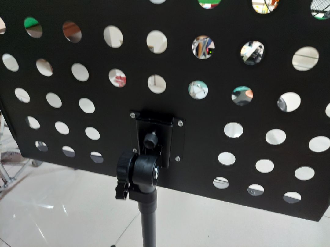 Thấy đóng gói cũng tạm đc mà sao bị trầy 1 góc, ko biết bị trước khi đóng gói  ko nữa.