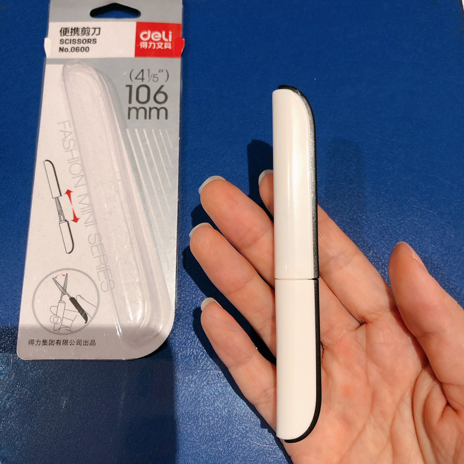 Kéo rất nhỏ gọn, nhìn như 1 cây bút vậy. Thiết kế đẹp & tinh tế. Phù hợp mang theo trong túi xách hoặc khi đi du lịch. Rất tiện dụng!